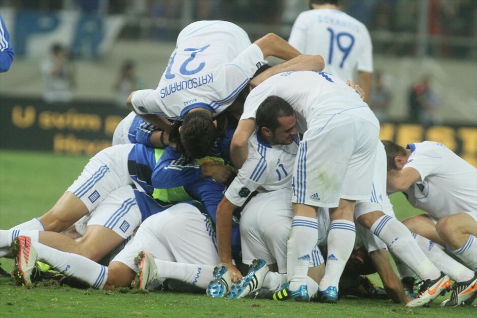 Προκριματικά Euro 2012: Στιγμές από τον αγώνα Ελλάδα - Κροατίας #12. Με το ένα πόδι στα τελικά του Euro 2012 βρίσκεται η Εθνική, καθώς επικράτησε της Κροατίας με 2-0 στο Καραϊσκάκη και θέλει μόλις έναν βαθμό στο τελευταίο της παιχνίδι για τον έκτο προκριματικό με την Γεωργία στην Τιφλίδα για να σφραγίσει εισιτήριο για τα γήπεδα της Ουκρανίας και της Πολωνίας. Ο αγώνας διεκόπη στο ξεκίνημά του για πέντε περίπου λεπτά λόγω επεισοδίων μεταξύ των οπαδών των δυο ομάδων.