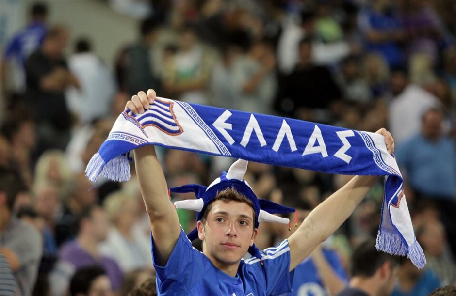Προκριματικά Euro 2012: Στιγμές από τον αγώνα Ελλάδα - Κροατίας #13. Με το ένα πόδι στα τελικά του Euro 2012 βρίσκεται η Εθνική, καθώς επικράτησε της Κροατίας με 2-0 στο Καραϊσκάκη και θέλει μόλις έναν βαθμό στο τελευταίο της παιχνίδι για τον έκτο προκριματικό με την Γεωργία στην Τιφλίδα για να σφραγίσει εισιτήριο για τα γήπεδα της Ουκρανίας και της Πολωνίας. Ο αγώνας διεκόπη στο ξεκίνημά του για πέντε περίπου λεπτά λόγω επεισοδίων μεταξύ των οπαδών των δυο ομάδων.