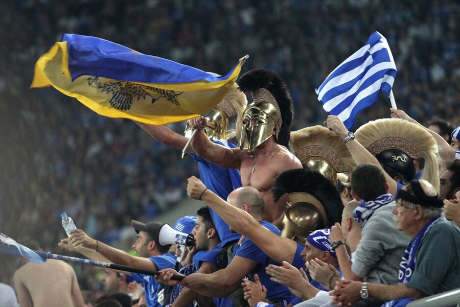 Προκριματικά Euro 2012: Στιγμές από τον αγώνα Ελλάδα - Κροατίας #14. Με το ένα πόδι στα τελικά του Euro 2012 βρίσκεται η Εθνική, καθώς επικράτησε της Κροατίας με 2-0 στο Καραϊσκάκη και θέλει μόλις έναν βαθμό στο τελευταίο της παιχνίδι για τον έκτο προκριματικό με την Γεωργία στην Τιφλίδα για να σφραγίσει εισιτήριο για τα γήπεδα της Ουκρανίας και της Πολωνίας. Ο αγώνας διεκόπη στο ξεκίνημά του για πέντε περίπου λεπτά λόγω επεισοδίων μεταξύ των οπαδών των δυο ομάδων.