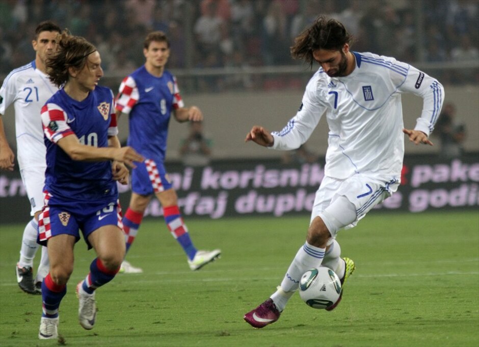 Προκριματικά Euro 2012: Στιγμές από τον αγώνα Ελλάδα - Κροατίας #18. Με το ένα πόδι στα τελικά του Euro 2012 βρίσκεται η Εθνική, καθώς επικράτησε της Κροατίας με 2-0 στο Καραϊσκάκη και θέλει μόλις έναν βαθμό στο τελευταίο της παιχνίδι για τον έκτο προκριματικό με την Γεωργία στην Τιφλίδα για να σφραγίσει εισιτήριο για τα γήπεδα της Ουκρανίας και της Πολωνίας. Ο αγώνας διεκόπη στο ξεκίνημά του για πέντε περίπου λεπτά λόγω επεισοδίων μεταξύ των οπαδών των δυο ομάδων.