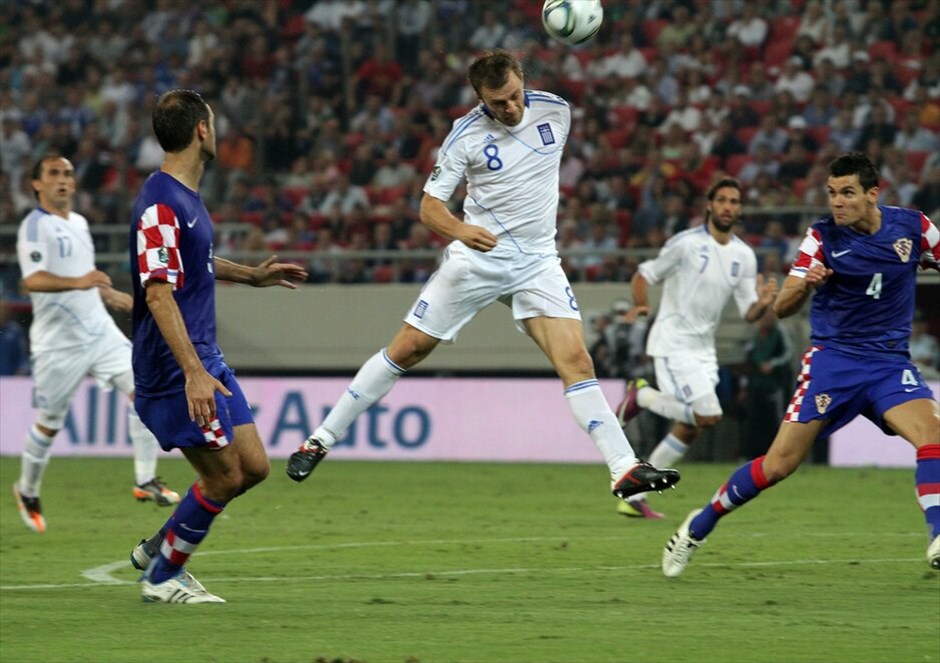 Προκριματικά Euro 2012: Στιγμές από τον αγώνα Ελλάδα - Κροατίας #21. Με το ένα πόδι στα τελικά του Euro 2012 βρίσκεται η Εθνική, καθώς επικράτησε της Κροατίας με 2-0 στο Καραϊσκάκη και θέλει μόλις έναν βαθμό στο τελευταίο της παιχνίδι για τον έκτο προκριματικό με την Γεωργία στην Τιφλίδα για να σφραγίσει εισιτήριο για τα γήπεδα της Ουκρανίας και της Πολωνίας. Ο αγώνας διεκόπη στο ξεκίνημά του για πέντε περίπου λεπτά λόγω επεισοδίων μεταξύ των οπαδών των δυο ομάδων.