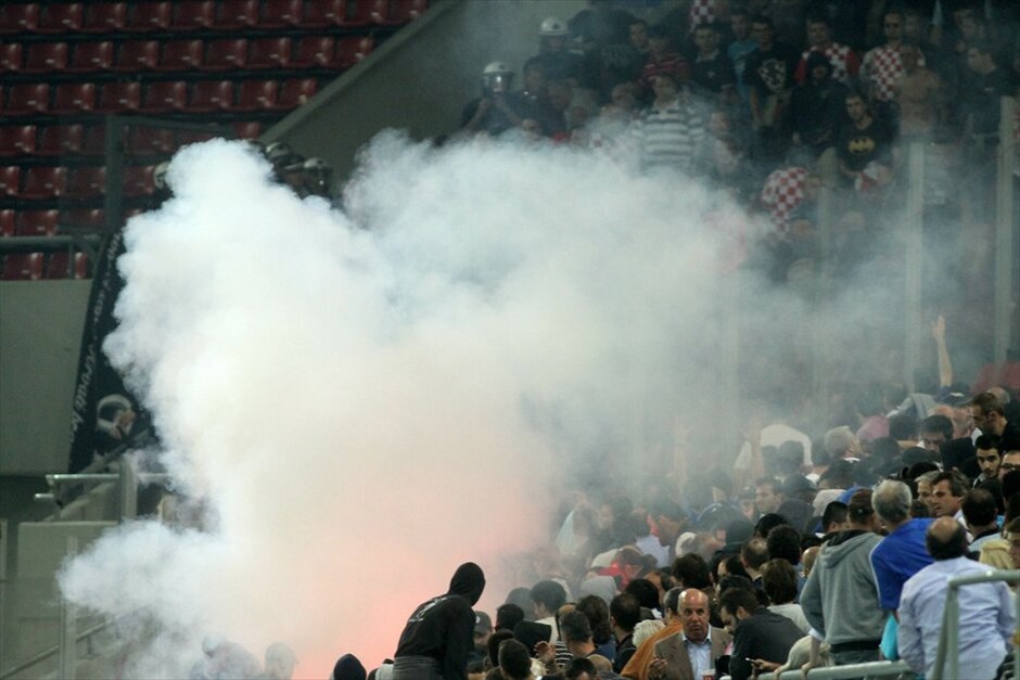 Προκριματικά Euro 2012: Στιγμές από τον αγώνα Ελλάδα - Κροατίας #27. Με το ένα πόδι στα τελικά του Euro 2012 βρίσκεται η Εθνική, καθώς επικράτησε της Κροατίας με 2-0 στο Καραϊσκάκη και θέλει μόλις έναν βαθμό στο τελευταίο της παιχνίδι για τον έκτο προκριματικό με την Γεωργία στην Τιφλίδα για να σφραγίσει εισιτήριο για τα γήπεδα της Ουκρανίας και της Πολωνίας. Ο αγώνας διεκόπη στο ξεκίνημά του για πέντε περίπου λεπτά λόγω επεισοδίων μεταξύ των οπαδών των δυο ομάδων.