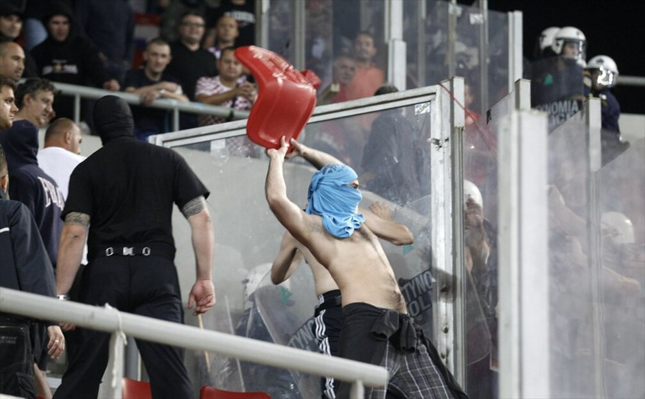 Προκριματικά Euro 2012: Στιγμές από τον αγώνα Ελλάδα - Κροατίας #28. Με το ένα πόδι στα τελικά του Euro 2012 βρίσκεται η Εθνική, καθώς επικράτησε της Κροατίας με 2-0 στο Καραϊσκάκη και θέλει μόλις έναν βαθμό στο τελευταίο της παιχνίδι για τον έκτο προκριματικό με την Γεωργία στην Τιφλίδα για να σφραγίσει εισιτήριο για τα γήπεδα της Ουκρανίας και της Πολωνίας. Ο αγώνας διεκόπη στο ξεκίνημά του για πέντε περίπου λεπτά λόγω επεισοδίων μεταξύ των οπαδών των δυο ομάδων.
