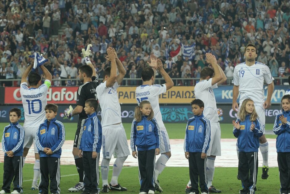 Προκριματικά Euro 2012: Στιγμές από τον αγώνα Ελλάδα - Κροατίας #29. Με το ένα πόδι στα τελικά του Euro 2012 βρίσκεται η Εθνική, καθώς επικράτησε της Κροατίας με 2-0 στο Καραϊσκάκη και θέλει μόλις έναν βαθμό στο τελευταίο της παιχνίδι για τον έκτο προκριματικό με την Γεωργία στην Τιφλίδα για να σφραγίσει εισιτήριο για τα γήπεδα της Ουκρανίας και της Πολωνίας. Ο αγώνας διεκόπη στο ξεκίνημά του για πέντε περίπου λεπτά λόγω επεισοδίων μεταξύ των οπαδών των δυο ομάδων.
