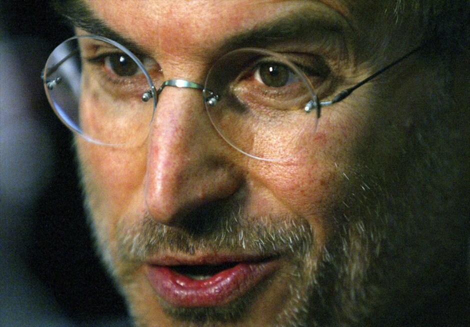 Στιβ Τζομπς: 1955 - 2011 #3. To 1996 η Apple εξαγοράζει τη NEXT σκοπεύοντας χρησιμοποιήσει το λειτουργικό της σύστημα ως βάση για το νέο MAC OS. Ετσι, ο Τζομπς επιστρέφει στην εταιρεία που ίδρυσε αρχικά ως interim CEO και στη συνέχεια (το 1997) ως διευθύνων σύμβουλος και πρόεδρος του ΔΣ, θέση που κατείχε ως τον Αύγουστο του 2011 που παραιτήθηκε για λόγους υγείας.