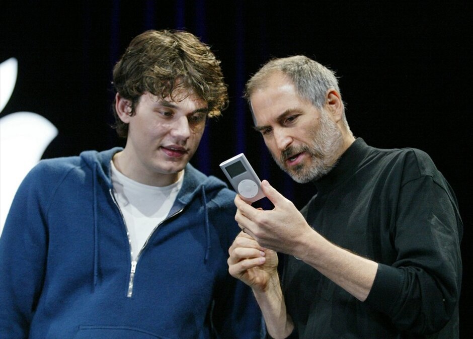Στιβ Τζομπς: 1955 - 2011 #7. Το 2001 παρουσιάζεται το iPod, μία επανάσταση στον χώρο της ψηφιακής μουσικής. Η «οικογένεια» iPod απέκτησε στη συνέχεια και άλλα μέλη.