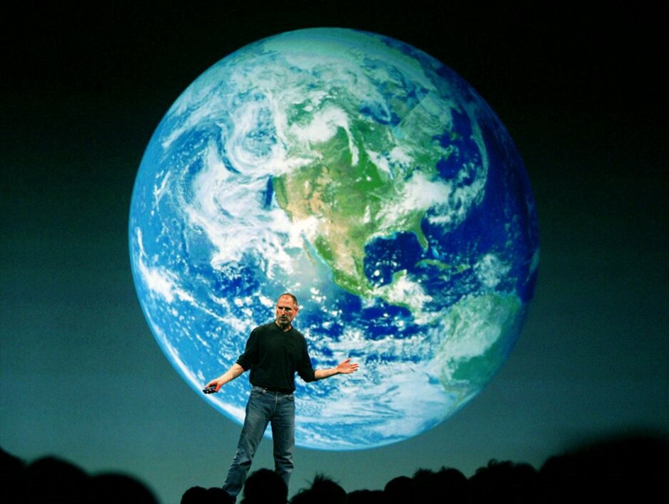 Στιβ Τζομπς: 1955 - 2011 #8. Μετά την επιτυχία του iPod, η Apple εισέρχεται στον χώρο διανομής της μουσικής μέσω διαδικτύου, εγκαινιάζοντας το 2003 το κατάστημα iTunes.