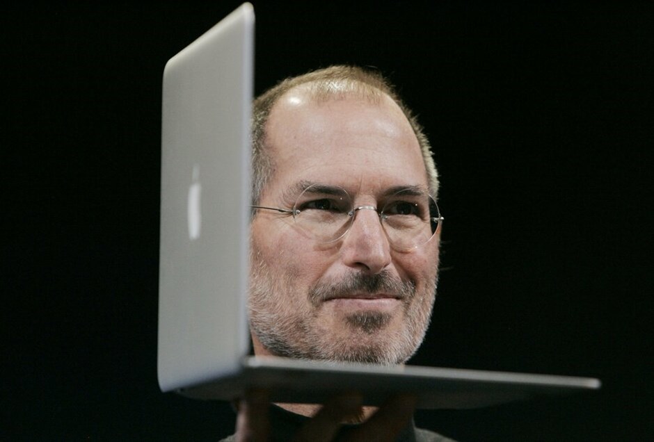 Στιβ Τζομπς: 1955 - 2011 #11. To πρώτο Macbook, που αντικατέστησε στην ουσία το ibook παρουσιάστηκε το 2006. Το 2008, ο Στιβ Τζομπς έδωσε στα φώτα της δημοσιότητας ένα ακόμη μέλος της οικογένειας Macbook, το Macbook Air που παρουσιάστηκε ως ο πιο λεπτός φορητός υπολογιστής.