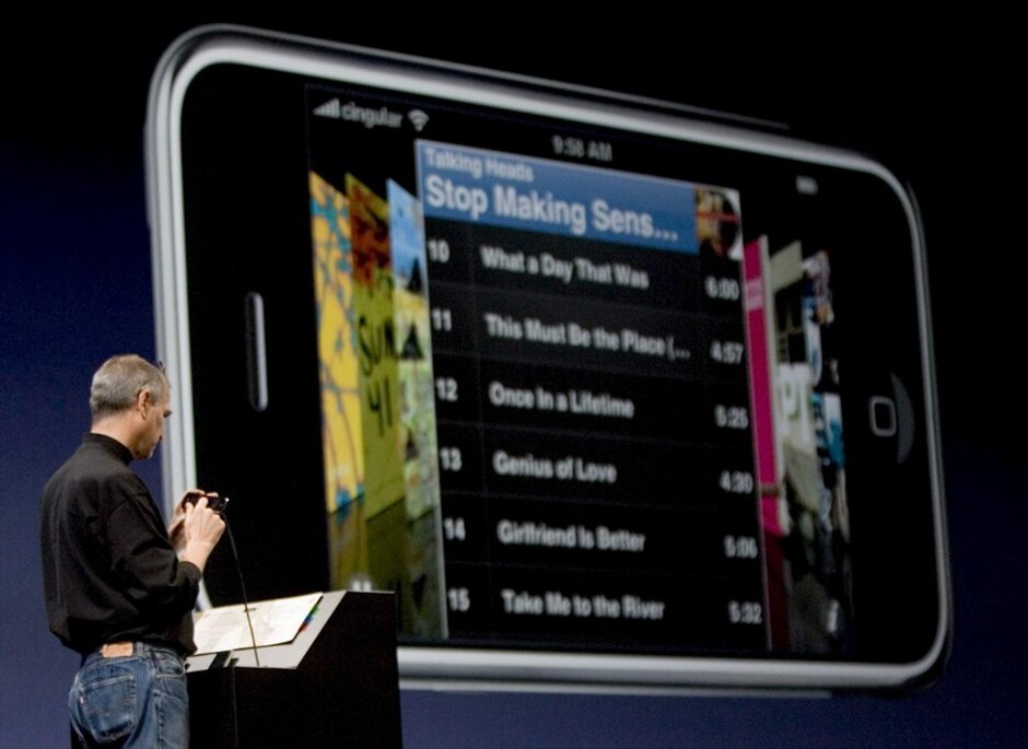 Στιβ Τζομπς: 1955 - 2011 #12. To 2007 η Apple αποφάσισε να εισέλθει και στην αγορά των κινητών τηλεφώνων με την παρουσίαση του iPhone, ενός smartphone που απέκτησε εκατομμύρια φανατικούς ανά την υφήλιο.