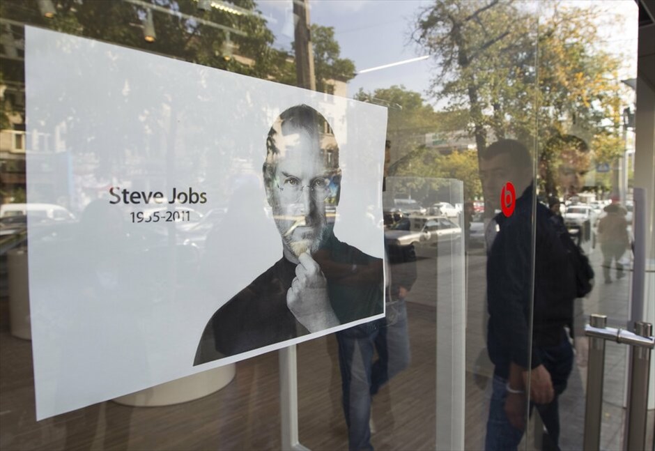 Παγκόσμια συγκίνηση για το θάνατο του Στιβ Τζομπς #9. Πορτραλιρο του Στιβ Τζμοπς έξω από το κατάστημα της Apple στο Αλμάτι - Καζακστάν.