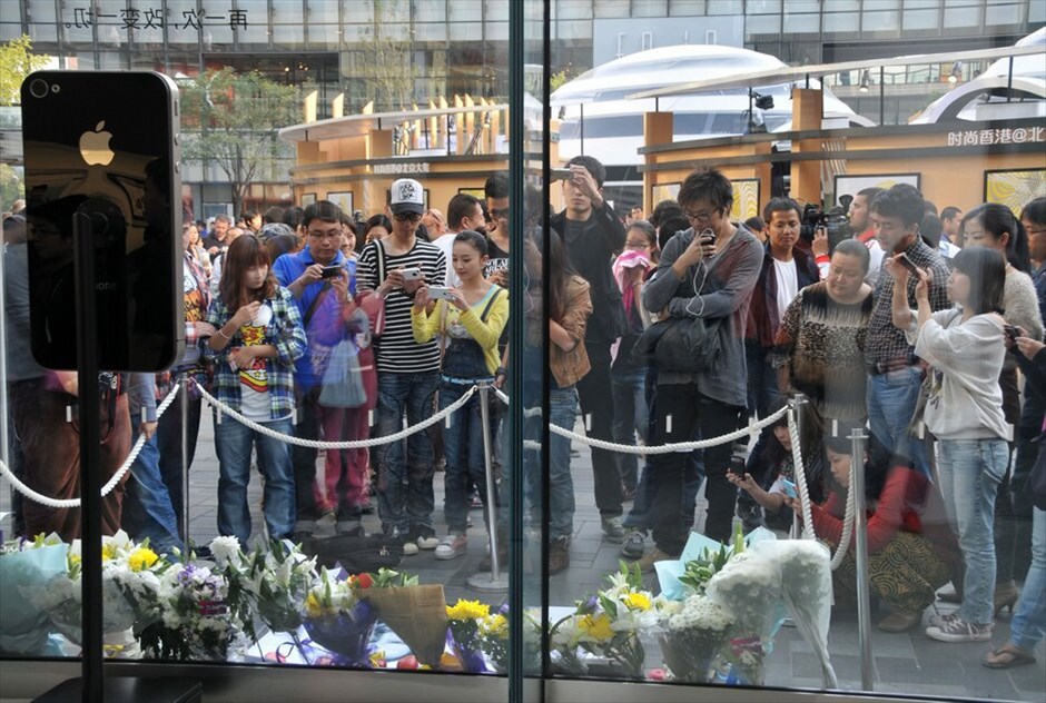 Παγκόσμια συγκίνηση για το θάνατο του Στιβ Τζομπς #19. Λουλούδια και μηνύματα έξω από το κατάστημα της Apple στο Πεκίνο - Κίνα.