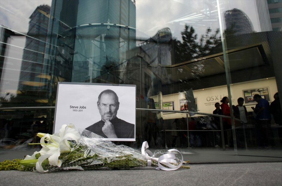 Παγκόσμια συγκίνηση για το θάνατο του Στιβ Τζομπς #22. Κόσμος αφήνει λουλούδια έξω από το κατάστημα της Apple στη Σαγκάη - Κίνα.