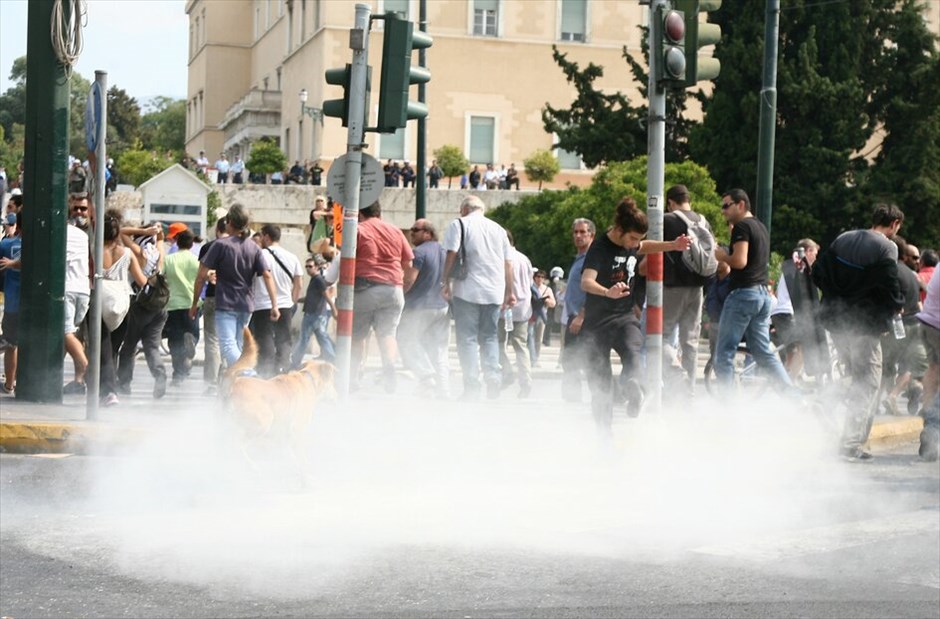 Πορεία και επεισόδια στο κέντρο της Αθήνας #1. Για τις 19 Οκτωβρίου ανανέωσε το αγωνιστικό ραντεβού η ΓΣΕΕ μετά τη σημερινή 24ωρη πανελλαδική απεργία των εργαζομένων στις ΔΕΚΟ, τους Οργανισμούς και φορείς του Δημοσίου και το συλλαλητήριο στην πλατεία Κλαυθμώνος. Χωριστή συγκέντρωση στην Ομόνοια πραγματοποίησε το ΠΑΜΕ. Μετά την ολοκλήρωση των συγκεντρώσεων διαμαρτυρίας, ξέσπασαν επεισόδια μικρής έκτασης μεταξύ αστυνομικών και ομάδας νεαρών στην πλατεία Συντάγματος. Η αστυνομία έκανε χρήση δακρυγόνων για να απωθήσει τους νεαρούς που πετούσαν πέτρες.