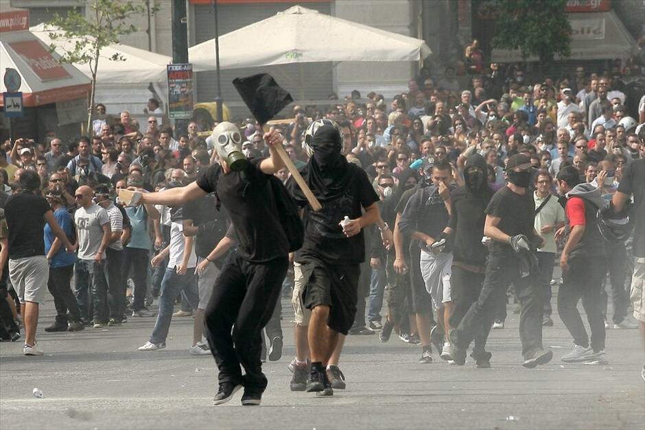 Πορεία και επεισόδια στο κέντρο της Αθήνας #3. Για τις 19 Οκτωβρίου ανανέωσε το αγωνιστικό ραντεβού η ΓΣΕΕ μετά τη σημερινή 24ωρη πανελλαδική απεργία των εργαζομένων στις ΔΕΚΟ, τους Οργανισμούς και φορείς του Δημοσίου και το συλλαλητήριο στην πλατεία Κλαυθμώνος. Χωριστή συγκέντρωση στην Ομόνοια πραγματοποίησε το ΠΑΜΕ. Μετά την ολοκλήρωση των συγκεντρώσεων διαμαρτυρίας, ξέσπασαν επεισόδια μικρής έκτασης μεταξύ αστυνομικών και ομάδας νεαρών στην πλατεία Συντάγματος. Η αστυνομία έκανε χρήση δακρυγόνων για να απωθήσει τους νεαρούς που πετούσαν πέτρες.