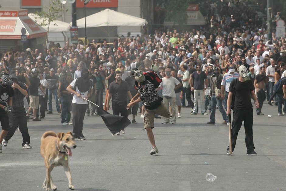 Πορεία και επεισόδια στο κέντρο της Αθήνας #4. Για τις 19 Οκτωβρίου ανανέωσε το αγωνιστικό ραντεβού η ΓΣΕΕ μετά τη σημερινή 24ωρη πανελλαδική απεργία των εργαζομένων στις ΔΕΚΟ, τους Οργανισμούς και φορείς του Δημοσίου και το συλλαλητήριο στην πλατεία Κλαυθμώνος. Χωριστή συγκέντρωση στην Ομόνοια πραγματοποίησε το ΠΑΜΕ. Μετά την ολοκλήρωση των συγκεντρώσεων διαμαρτυρίας, ξέσπασαν επεισόδια μικρής έκτασης μεταξύ αστυνομικών και ομάδας νεαρών στην πλατεία Συντάγματος. Η αστυνομία έκανε χρήση δακρυγόνων για να απωθήσει τους νεαρούς που πετούσαν πέτρες.