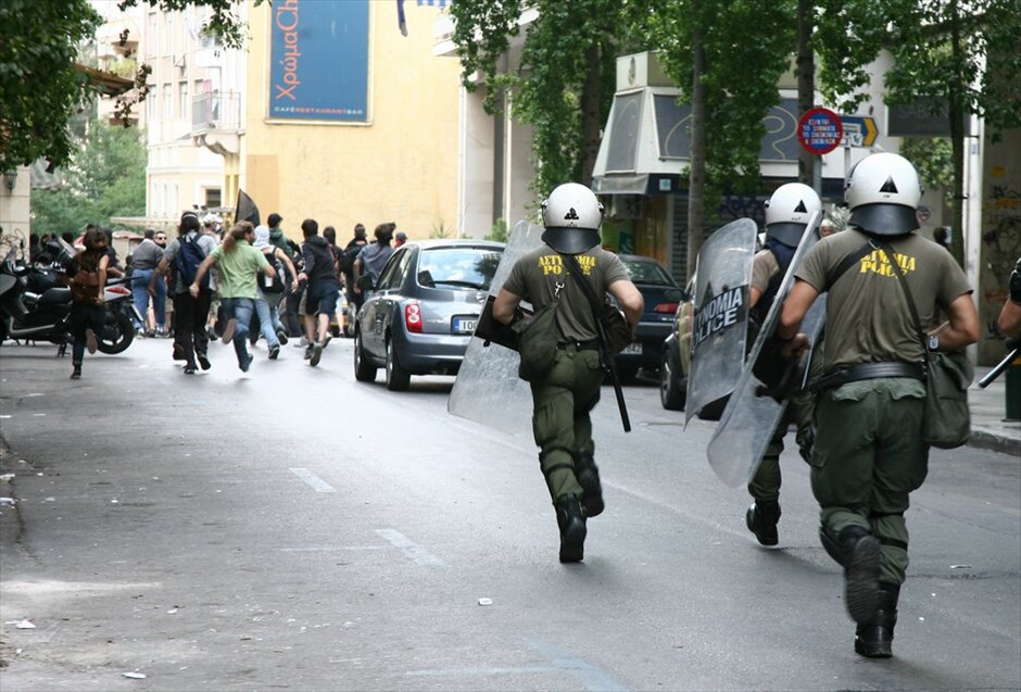Πορεία και επεισόδια στο κέντρο της Αθήνας #5. Για τις 19 Οκτωβρίου ανανέωσε το αγωνιστικό ραντεβού η ΓΣΕΕ μετά τη σημερινή 24ωρη πανελλαδική απεργία των εργαζομένων στις ΔΕΚΟ, τους Οργανισμούς και φορείς του Δημοσίου και το συλλαλητήριο στην πλατεία Κλαυθμώνος. Χωριστή συγκέντρωση στην Ομόνοια πραγματοποίησε το ΠΑΜΕ. Μετά την ολοκλήρωση των συγκεντρώσεων διαμαρτυρίας, ξέσπασαν επεισόδια μικρής έκτασης μεταξύ αστυνομικών και ομάδας νεαρών στην πλατεία Συντάγματος. Η αστυνομία έκανε χρήση δακρυγόνων για να απωθήσει τους νεαρούς που πετούσαν πέτρες.
