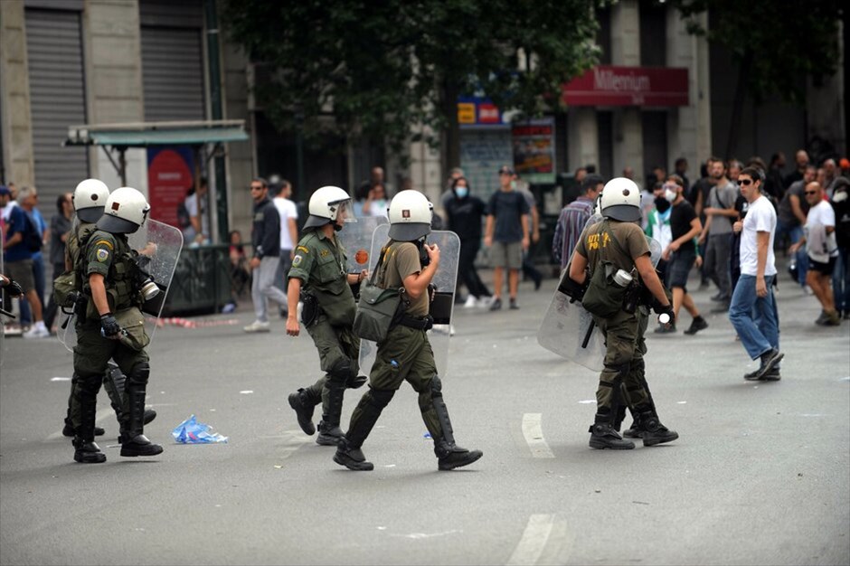 Πορεία και επεισόδια στο κέντρο της Αθήνας #7. Για τις 19 Οκτωβρίου ανανέωσε το αγωνιστικό ραντεβού η ΓΣΕΕ μετά τη σημερινή 24ωρη πανελλαδική απεργία των εργαζομένων στις ΔΕΚΟ, τους Οργανισμούς και φορείς του Δημοσίου και το συλλαλητήριο στην πλατεία Κλαυθμώνος. Χωριστή συγκέντρωση στην Ομόνοια πραγματοποίησε το ΠΑΜΕ. Μετά την ολοκλήρωση των συγκεντρώσεων διαμαρτυρίας, ξέσπασαν επεισόδια μικρής έκτασης μεταξύ αστυνομικών και ομάδας νεαρών στην πλατεία Συντάγματος. Η αστυνομία έκανε χρήση δακρυγόνων για να απωθήσει τους νεαρούς που πετούσαν πέτρες.