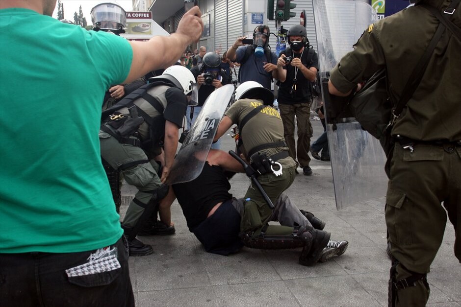 Πορεία και επεισόδια στο κέντρο της Αθήνας #9. Για τις 19 Οκτωβρίου ανανέωσε το αγωνιστικό ραντεβού η ΓΣΕΕ μετά τη σημερινή 24ωρη πανελλαδική απεργία των εργαζομένων στις ΔΕΚΟ, τους Οργανισμούς και φορείς του Δημοσίου και το συλλαλητήριο στην πλατεία Κλαυθμώνος. Χωριστή συγκέντρωση στην Ομόνοια πραγματοποίησε το ΠΑΜΕ. Μετά την ολοκλήρωση των συγκεντρώσεων διαμαρτυρίας, ξέσπασαν επεισόδια μικρής έκτασης μεταξύ αστυνομικών και ομάδας νεαρών στην πλατεία Συντάγματος. Η αστυνομία έκανε χρήση δακρυγόνων για να απωθήσει τους νεαρούς που πετούσαν πέτρες.