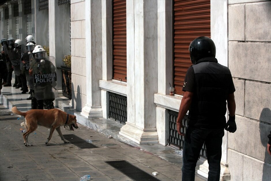 Πορεία και επεισόδια στο κέντρο της Αθήνας #11. Για τις 19 Οκτωβρίου ανανέωσε το αγωνιστικό ραντεβού η ΓΣΕΕ μετά τη σημερινή 24ωρη πανελλαδική απεργία των εργαζομένων στις ΔΕΚΟ, τους Οργανισμούς και φορείς του Δημοσίου και το συλλαλητήριο στην πλατεία Κλαυθμώνος. Χωριστή συγκέντρωση στην Ομόνοια πραγματοποίησε το ΠΑΜΕ. Μετά την ολοκλήρωση των συγκεντρώσεων διαμαρτυρίας, ξέσπασαν επεισόδια μικρής έκτασης μεταξύ αστυνομικών και ομάδας νεαρών στην πλατεία Συντάγματος. Η αστυνομία έκανε χρήση δακρυγόνων για να απωθήσει τους νεαρούς που πετούσαν πέτρες.