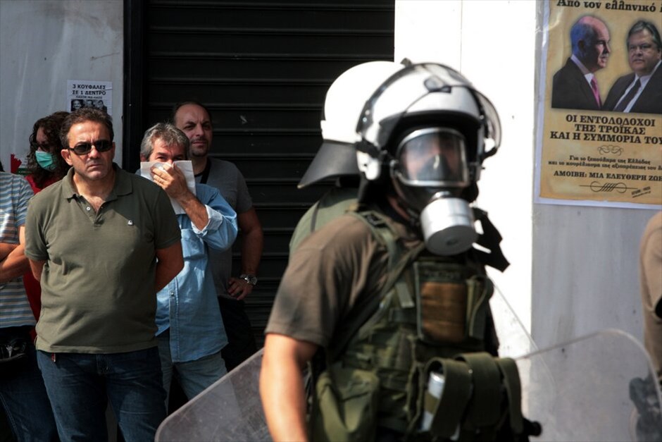 Πορεία και επεισόδια στο κέντρο της Αθήνας #13. Για τις 19 Οκτωβρίου ανανέωσε το αγωνιστικό ραντεβού η ΓΣΕΕ μετά τη σημερινή 24ωρη πανελλαδική απεργία των εργαζομένων στις ΔΕΚΟ, τους Οργανισμούς και φορείς του Δημοσίου και το συλλαλητήριο στην πλατεία Κλαυθμώνος. Χωριστή συγκέντρωση στην Ομόνοια πραγματοποίησε το ΠΑΜΕ. Μετά την ολοκλήρωση των συγκεντρώσεων διαμαρτυρίας, ξέσπασαν επεισόδια μικρής έκτασης μεταξύ αστυνομικών και ομάδας νεαρών στην πλατεία Συντάγματος. Η αστυνομία έκανε χρήση δακρυγόνων για να απωθήσει τους νεαρούς που πετούσαν πέτρες.