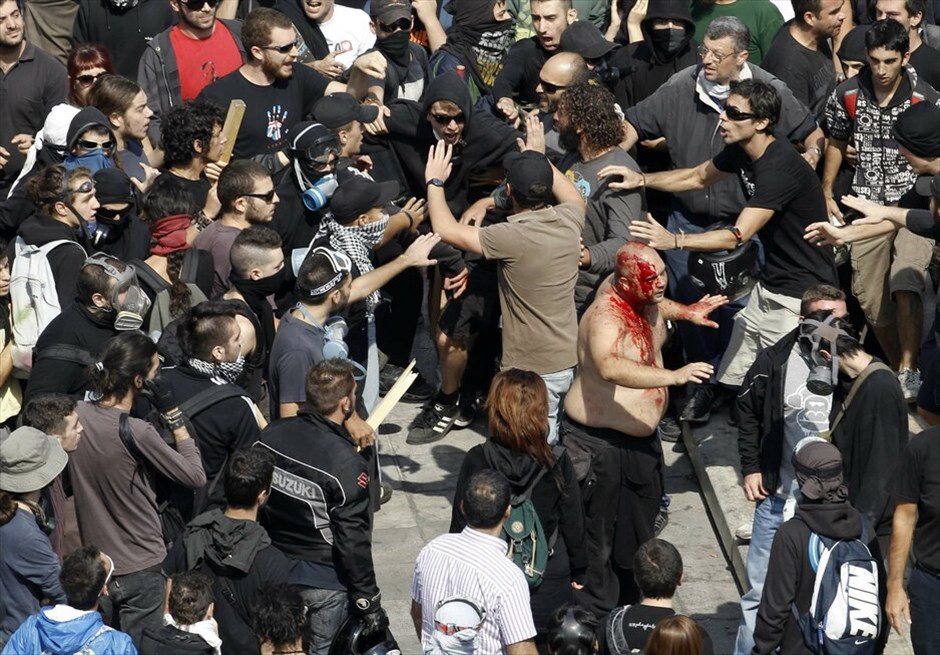 Πορεία και επεισόδια στο κέντρο της Αθήνας #14. Για τις 19 Οκτωβρίου ανανέωσε το αγωνιστικό ραντεβού η ΓΣΕΕ μετά τη σημερινή 24ωρη πανελλαδική απεργία των εργαζομένων στις ΔΕΚΟ, τους Οργανισμούς και φορείς του Δημοσίου και το συλλαλητήριο στην πλατεία Κλαυθμώνος. Χωριστή συγκέντρωση στην Ομόνοια πραγματοποίησε το ΠΑΜΕ. Μετά την ολοκλήρωση των συγκεντρώσεων διαμαρτυρίας, ξέσπασαν επεισόδια μικρής έκτασης μεταξύ αστυνομικών και ομάδας νεαρών στην πλατεία Συντάγματος. Η αστυνομία έκανε χρήση δακρυγόνων για να απωθήσει τους νεαρούς που πετούσαν πέτρες.