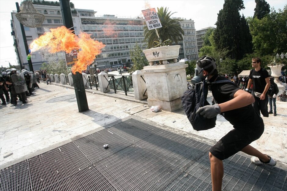 Πορεία και επεισόδια στο κέντρο της Αθήνας #17. Για τις 19 Οκτωβρίου ανανέωσε το αγωνιστικό ραντεβού η ΓΣΕΕ μετά τη σημερινή 24ωρη πανελλαδική απεργία των εργαζομένων στις ΔΕΚΟ, τους Οργανισμούς και φορείς του Δημοσίου και το συλλαλητήριο στην πλατεία Κλαυθμώνος. Χωριστή συγκέντρωση στην Ομόνοια πραγματοποίησε το ΠΑΜΕ. Μετά την ολοκλήρωση των συγκεντρώσεων διαμαρτυρίας, ξέσπασαν επεισόδια μικρής έκτασης μεταξύ αστυνομικών και ομάδας νεαρών στην πλατεία Συντάγματος. Η αστυνομία έκανε χρήση δακρυγόνων για να απωθήσει τους νεαρούς που πετούσαν πέτρες.