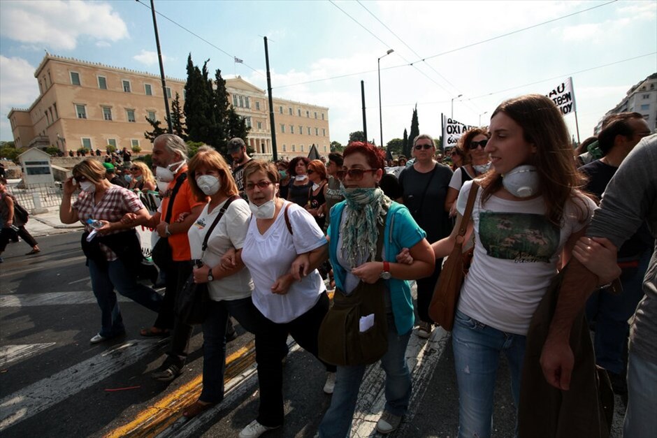 Πορεία και επεισόδια στο κέντρο της Αθήνας #19. Για τις 19 Οκτωβρίου ανανέωσε το αγωνιστικό ραντεβού η ΓΣΕΕ μετά τη σημερινή 24ωρη πανελλαδική απεργία των εργαζομένων στις ΔΕΚΟ, τους Οργανισμούς και φορείς του Δημοσίου και το συλλαλητήριο στην πλατεία Κλαυθμώνος. Χωριστή συγκέντρωση στην Ομόνοια πραγματοποίησε το ΠΑΜΕ. Μετά την ολοκλήρωση των συγκεντρώσεων διαμαρτυρίας, ξέσπασαν επεισόδια μικρής έκτασης μεταξύ αστυνομικών και ομάδας νεαρών στην πλατεία Συντάγματος. Η αστυνομία έκανε χρήση δακρυγόνων για να απωθήσει τους νεαρούς που πετούσαν πέτρες.