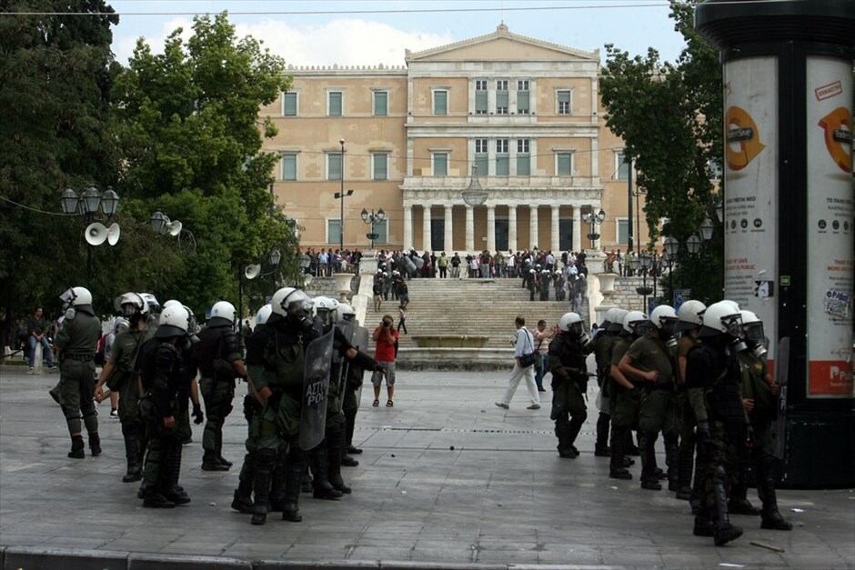 Πορεία και επεισόδια στο κέντρο της Αθήνας #21. Για τις 19 Οκτωβρίου ανανέωσε το αγωνιστικό ραντεβού η ΓΣΕΕ μετά τη σημερινή 24ωρη πανελλαδική απεργία των εργαζομένων στις ΔΕΚΟ, τους Οργανισμούς και φορείς του Δημοσίου και το συλλαλητήριο στην πλατεία Κλαυθμώνος. Χωριστή συγκέντρωση στην Ομόνοια πραγματοποίησε το ΠΑΜΕ. Μετά την ολοκλήρωση των συγκεντρώσεων διαμαρτυρίας, ξέσπασαν επεισόδια μικρής έκτασης μεταξύ αστυνομικών και ομάδας νεαρών στην πλατεία Συντάγματος. Η αστυνομία έκανε χρήση δακρυγόνων για να απωθήσει τους νεαρούς που πετούσαν πέτρες.