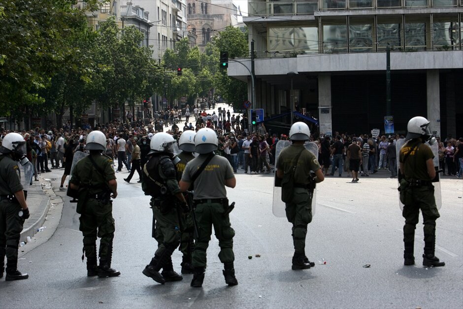 Πορεία και επεισόδια στο κέντρο της Αθήνας #22. Για τις 19 Οκτωβρίου ανανέωσε το αγωνιστικό ραντεβού η ΓΣΕΕ μετά τη σημερινή 24ωρη πανελλαδική απεργία των εργαζομένων στις ΔΕΚΟ, τους Οργανισμούς και φορείς του Δημοσίου και το συλλαλητήριο στην πλατεία Κλαυθμώνος. Χωριστή συγκέντρωση στην Ομόνοια πραγματοποίησε το ΠΑΜΕ. Μετά την ολοκλήρωση των συγκεντρώσεων διαμαρτυρίας, ξέσπασαν επεισόδια μικρής έκτασης μεταξύ αστυνομικών και ομάδας νεαρών στην πλατεία Συντάγματος. Η αστυνομία έκανε χρήση δακρυγόνων για να απωθήσει τους νεαρούς που πετούσαν πέτρες.