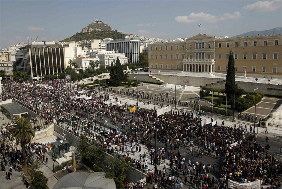 Πορεία και επεισόδια στο κέντρο της Αθήνας #23. Για τις 19 Οκτωβρίου ανανέωσε το αγωνιστικό ραντεβού η ΓΣΕΕ μετά τη σημερινή 24ωρη πανελλαδική απεργία των εργαζομένων στις ΔΕΚΟ, τους Οργανισμούς και φορείς του Δημοσίου και το συλλαλητήριο στην πλατεία Κλαυθμώνος. Χωριστή συγκέντρωση στην Ομόνοια πραγματοποίησε το ΠΑΜΕ. Μετά την ολοκλήρωση των συγκεντρώσεων διαμαρτυρίας, ξέσπασαν επεισόδια μικρής έκτασης μεταξύ αστυνομικών και ομάδας νεαρών στην πλατεία Συντάγματος. Η αστυνομία έκανε χρήση δακρυγόνων για να απωθήσει τους νεαρούς που πετούσαν πέτρες.