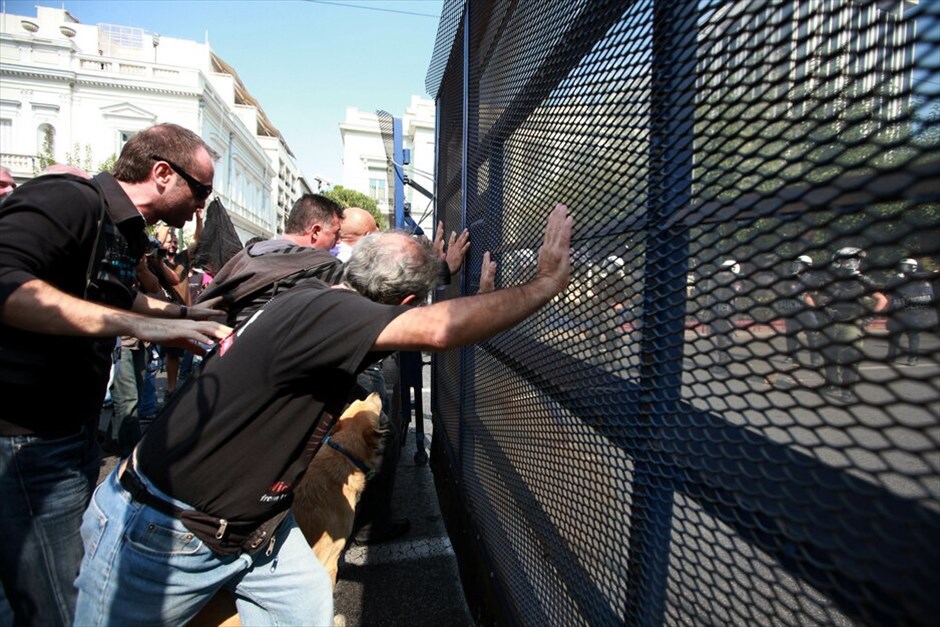 Πορεία και επεισόδια στο κέντρο της Αθήνας #27. Για τις 19 Οκτωβρίου ανανέωσε το αγωνιστικό ραντεβού η ΓΣΕΕ μετά τη σημερινή 24ωρη πανελλαδική απεργία των εργαζομένων στις ΔΕΚΟ, τους Οργανισμούς και φορείς του Δημοσίου και το συλλαλητήριο στην πλατεία Κλαυθμώνος. Χωριστή συγκέντρωση στην Ομόνοια πραγματοποίησε το ΠΑΜΕ. Μετά την ολοκλήρωση των συγκεντρώσεων διαμαρτυρίας, ξέσπασαν επεισόδια μικρής έκτασης μεταξύ αστυνομικών και ομάδας νεαρών στην πλατεία Συντάγματος. Η αστυνομία έκανε χρήση δακρυγόνων για να απωθήσει τους νεαρούς που πετούσαν πέτρες.