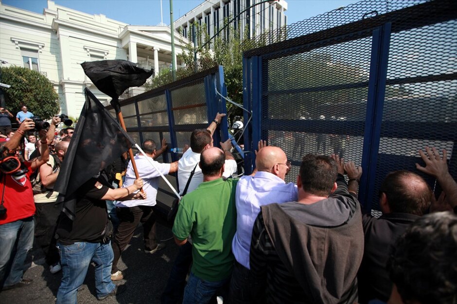 Πορεία και επεισόδια στο κέντρο της Αθήνας #29. Για τις 19 Οκτωβρίου ανανέωσε το αγωνιστικό ραντεβού η ΓΣΕΕ μετά τη σημερινή 24ωρη πανελλαδική απεργία των εργαζομένων στις ΔΕΚΟ, τους Οργανισμούς και φορείς του Δημοσίου και το συλλαλητήριο στην πλατεία Κλαυθμώνος. Χωριστή συγκέντρωση στην Ομόνοια πραγματοποίησε το ΠΑΜΕ. Μετά την ολοκλήρωση των συγκεντρώσεων διαμαρτυρίας, ξέσπασαν επεισόδια μικρής έκτασης μεταξύ αστυνομικών και ομάδας νεαρών στην πλατεία Συντάγματος. Η αστυνομία έκανε χρήση δακρυγόνων για να απωθήσει τους νεαρούς που πετούσαν πέτρες.