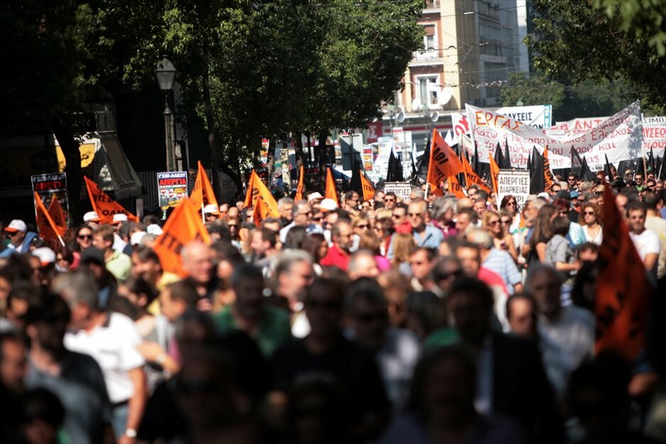 Πορεία και επεισόδια στο κέντρο της Αθήνας #32. Για τις 19 Οκτωβρίου ανανέωσε το αγωνιστικό ραντεβού η ΓΣΕΕ μετά τη σημερινή 24ωρη πανελλαδική απεργία των εργαζομένων στις ΔΕΚΟ, τους Οργανισμούς και φορείς του Δημοσίου και το συλλαλητήριο στην πλατεία Κλαυθμώνος. Χωριστή συγκέντρωση στην Ομόνοια πραγματοποίησε το ΠΑΜΕ. Μετά την ολοκλήρωση των συγκεντρώσεων διαμαρτυρίας, ξέσπασαν επεισόδια μικρής έκτασης μεταξύ αστυνομικών και ομάδας νεαρών στην πλατεία Συντάγματος. Η αστυνομία έκανε χρήση δακρυγόνων για να απωθήσει τους νεαρούς που πετούσαν πέτρες.