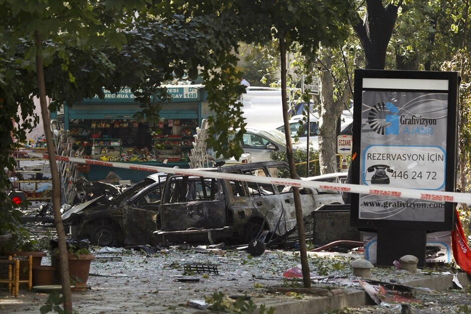 Αγκυρα: Ισχυρή έκρηξη στο κέντρο της πόλης #2. Ισχυρή έκρηξη συγκλόνισε το κέντρο της Αγκυρας. Πολλοί άνθρωποι έχουν τραυματιστεί, ενώ συγκεχυμένες είναι οι πληροφορίες για το αν υπάρχουν νεκροί. Σύμφωνα με τα τοπικά μέσα ενημέρωσης τουλάχιστον δύο άνθρωποι έχασαν τη ζωή τους και 10 τραυματίστηκαν.