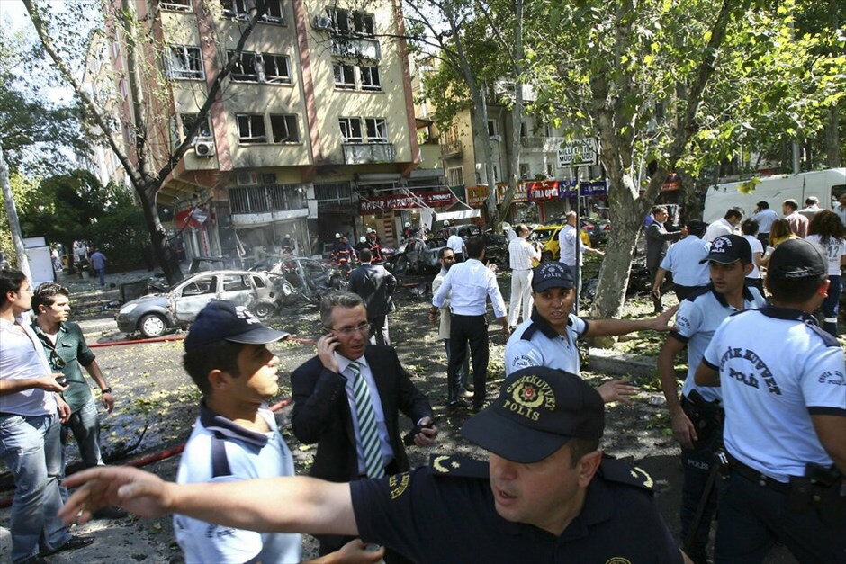 Αγκυρα: Ισχυρή έκρηξη στο κέντρο της πόλης #13. Ισχυρή έκρηξη συγκλόνισε το κέντρο της Αγκυρας. Πολλοί άνθρωποι έχουν τραυματιστεί, ενώ συγκεχυμένες είναι οι πληροφορίες για το αν υπάρχουν νεκροί. Σύμφωνα με τα τοπικά μέσα ενημέρωσης τουλάχιστον δύο άνθρωποι έχασαν τη ζωή τους και 10 τραυματίστηκαν.