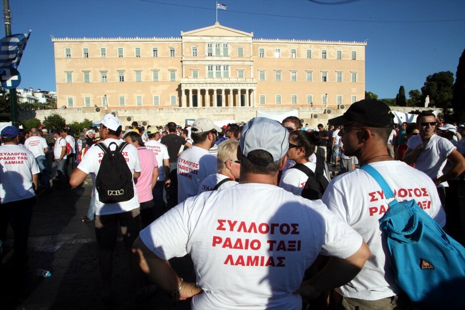 Συγκέντρωση διαμαρτυρίας ιδιοκτητών ταξί στο Σύνταγμα #13. 