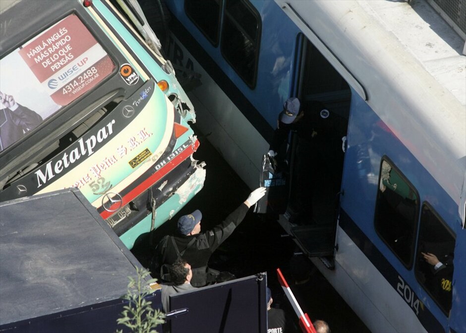 Αργεντινή: Σύγκρουση λεωφορείου με δύο τρένα #8. Τουλάχιστον επτά νεκροί και εκατό τραυματίες είναι ο τελευταίος απολογισμός της σύγκρουσης ενός λεωφορείου και δύο τρένων την ώρα αιχμής σήμερα το πρωί σε ισόπεδη διασταύρωση στο Μπουένος Αιρες, ανακοίνωσαν η αστυνομία και η πυροσβεστική υπηρεσία.