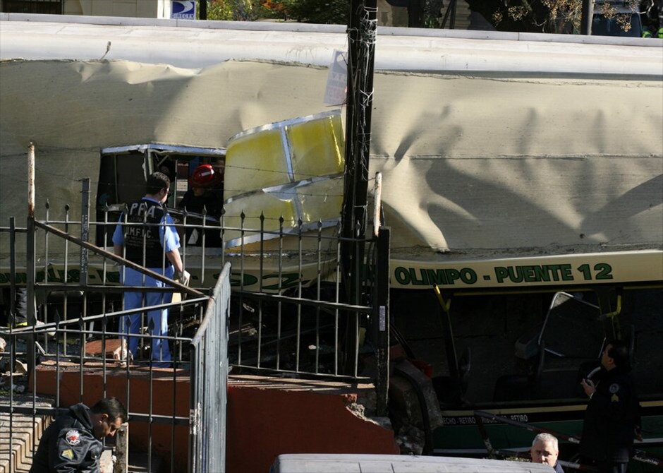 Αργεντινή: Σύγκρουση λεωφορείου με δύο τρένα #10. Τουλάχιστον επτά νεκροί και εκατό τραυματίες είναι ο τελευταίος απολογισμός της σύγκρουσης ενός λεωφορείου και δύο τρένων την ώρα αιχμής σήμερα το πρωί σε ισόπεδη διασταύρωση στο Μπουένος Αιρες, ανακοίνωσαν η αστυνομία και η πυροσβεστική υπηρεσία.