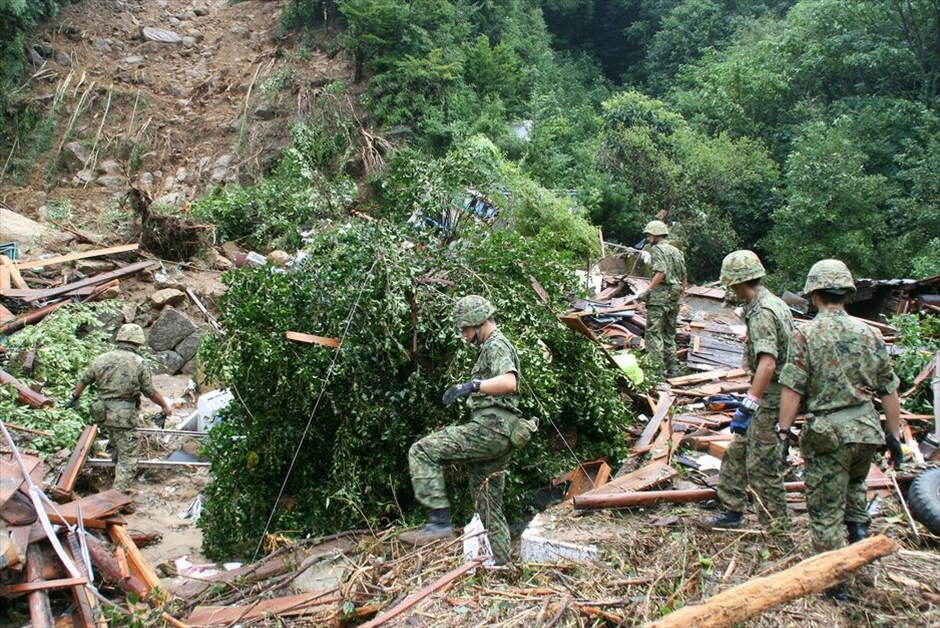 Ιαπωνία: Το καταστροφικό πέρασμα της καταιγίδας «Τάλας» #2. Περισσότερους από 40 νεκρούς άφησε πίσω της η τροπική καταιγίδα Τάλας στη δυτική Ιαπωνία, ενώ χιλιάδες άνθρωποι παραμένουν αποκλεισμένοι στις πληγείσες περιοχές. Ο αριθμός των αγνοουμένων φθάνει τους 50. Οι καταρρακτώδεις βροχές προκάλεσαν την υπερχείλιση ποταμών με αποτέλεσμα να σημειωθούν πολλές πλημμύρες και κατολισθήσεις από τις οποίες παρασύρθηκαν κτίρια.