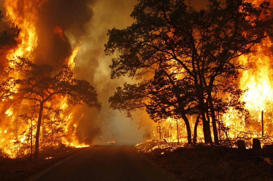 Πυρκαγιές στο Τέξας #1. Εξήντα εστίες φωτιάς, υποβοηθούμενες από ισχυρούς ανέμους, έκαιγαν τη Δευτέρα στην πολιτεία του Τέξας, στις ΗΠΑ. Εκατοντάδες σπίτια κάηκαν και δύο άνθρωποι έχασαν τη ζωή τους σύμφωνα με αξιωματούχους.