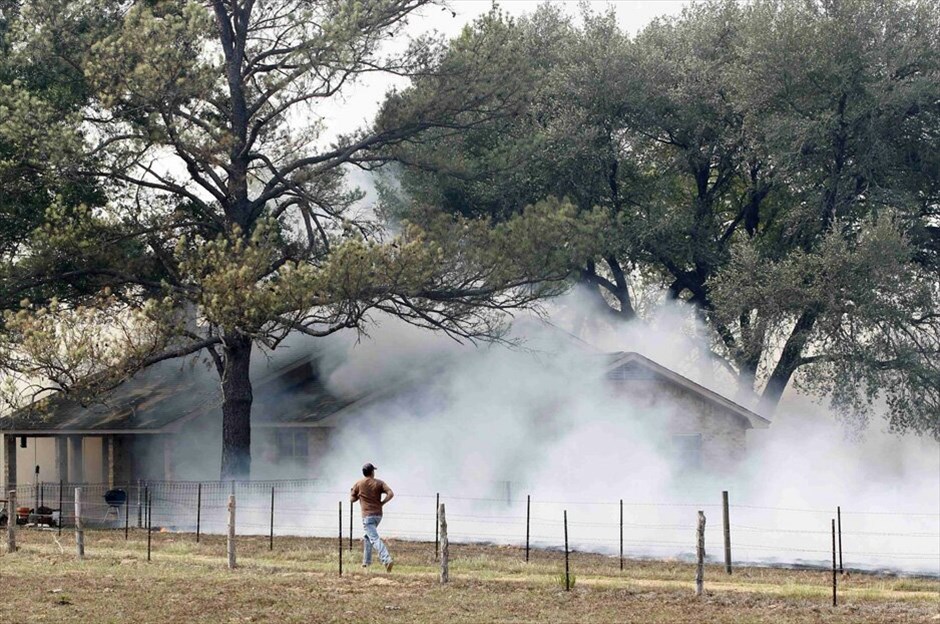 Πυρκαγιές στο Τέξας #2. Εξήντα εστίες φωτιάς, υποβοηθούμενες από ισχυρούς ανέμους, έκαιγαν τη Δευτέρα στην πολιτεία του Τέξας, στις ΗΠΑ. Εκατοντάδες σπίτια κάηκαν και δύο άνθρωποι έχασαν τη ζωή τους σύμφωνα με αξιωματούχους.