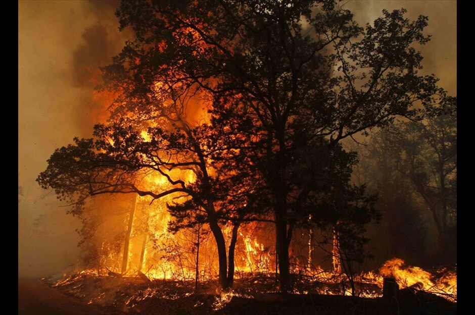 Πυρκαγιές στο Τέξας #3. Εξήντα εστίες φωτιάς, υποβοηθούμενες από ισχυρούς ανέμους, έκαιγαν τη Δευτέρα στην πολιτεία του Τέξας, στις ΗΠΑ. Εκατοντάδες σπίτια κάηκαν και δύο άνθρωποι έχασαν τη ζωή τους σύμφωνα με αξιωματούχους.