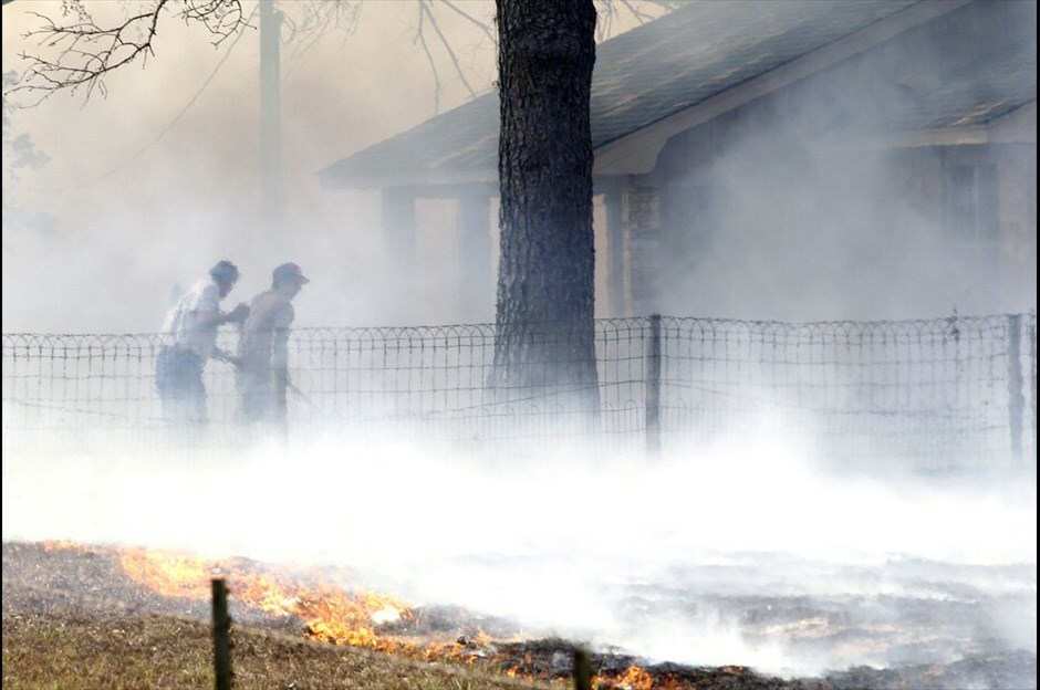 Πυρκαγιές στο Τέξας #4. Εξήντα εστίες φωτιάς, υποβοηθούμενες από ισχυρούς ανέμους, έκαιγαν τη Δευτέρα στην πολιτεία του Τέξας, στις ΗΠΑ. Εκατοντάδες σπίτια κάηκαν και δύο άνθρωποι έχασαν τη ζωή τους σύμφωνα με αξιωματούχους.