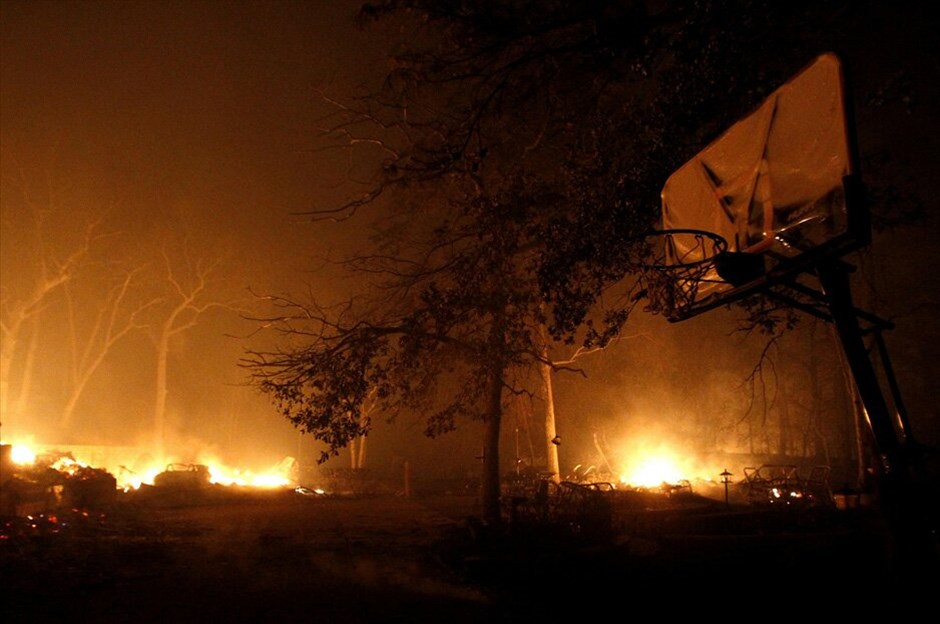 Πυρκαγιές στο Τέξας #10. Εξήντα εστίες φωτιάς, υποβοηθούμενες από ισχυρούς ανέμους, έκαιγαν τη Δευτέρα στην πολιτεία του Τέξας, στις ΗΠΑ. Εκατοντάδες σπίτια κάηκαν και δύο άνθρωποι έχασαν τη ζωή τους σύμφωνα με αξιωματούχους.