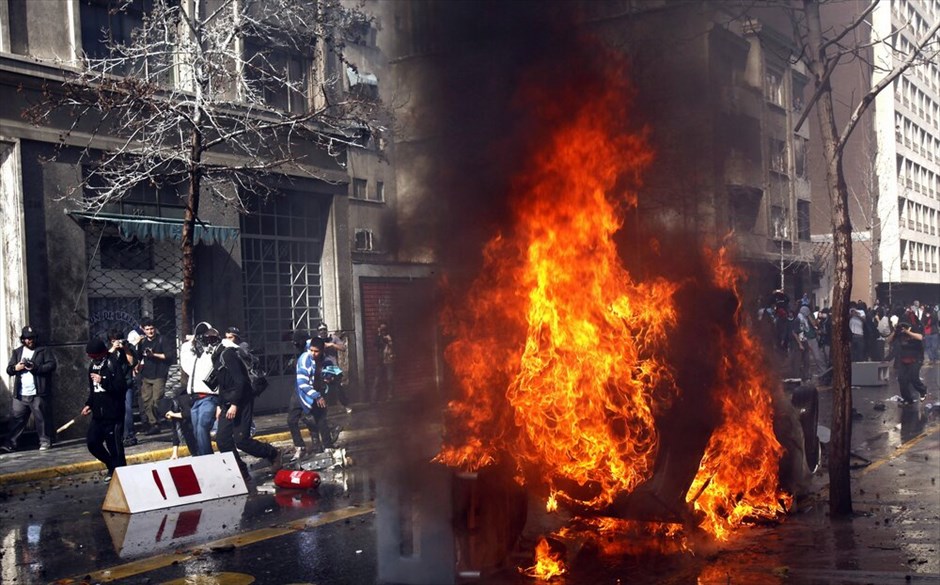 Επεισόδια στην Χιλή #2. Μικροεπεισόδια και έξι συλλήψεις αμαύρωσαν τη μεγάλη διαδήλωση που οργανώθηκε την Τρίτη στο Σαντιάγο από σπουδαστές και εκπαιδευτικούς που ζητούν τη μεταρρύθμιση του εκπαιδευτικού συστήματος της Χιλής. Στη διαδήλωση αυτή, την ένατη των τελευταίων τριών μηνών, εκτιμάται ότι συμμετείχαν τουλάχιστον 100.000 άνθρωποι. Νωρίς το πρωί οι διαδηλωτές έστησαν οδοφράγματα σε κεντρικές οδικές αρτηρίες βάζοντας φωτιά σε λάστιχα, με αποτέλεσμα να προκληθεί κυκλοφοριακό έμφραγμα στην πόλη. Οι άνδρες των δυνάμεων ασφαλείας κάνοντας χρήση δακρυγόνων και νερού υπό πίεση διέλυσαν τους συγκεντρωμένους και συνέλαβαν έξι ανήλικους.