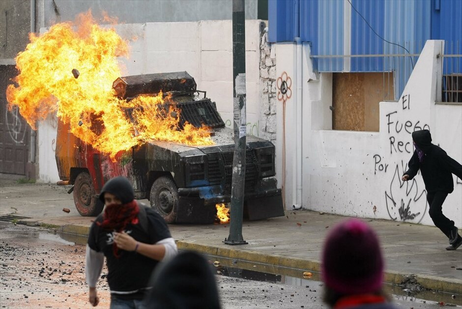 Επεισόδια στην Χιλή #9. Μικροεπεισόδια και έξι συλλήψεις αμαύρωσαν τη μεγάλη διαδήλωση που οργανώθηκε την Τρίτη στο Σαντιάγο από σπουδαστές και εκπαιδευτικούς που ζητούν τη μεταρρύθμιση του εκπαιδευτικού συστήματος της Χιλής. Στη διαδήλωση αυτή, την ένατη των τελευταίων τριών μηνών, εκτιμάται ότι συμμετείχαν τουλάχιστον 100.000 άνθρωποι. Νωρίς το πρωί οι διαδηλωτές έστησαν οδοφράγματα σε κεντρικές οδικές αρτηρίες βάζοντας φωτιά σε λάστιχα, με αποτέλεσμα να προκληθεί κυκλοφοριακό έμφραγμα στην πόλη. Οι άνδρες των δυνάμεων ασφαλείας κάνοντας χρήση δακρυγόνων και νερού υπό πίεση διέλυσαν τους συγκεντρωμένους και συνέλαβαν έξι ανήλικους.