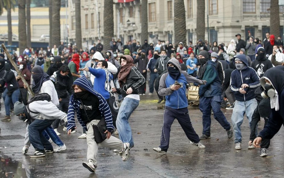 Επεισόδια στην Χιλή #13. Μικροεπεισόδια και έξι συλλήψεις αμαύρωσαν τη μεγάλη διαδήλωση που οργανώθηκε την Τρίτη στο Σαντιάγο από σπουδαστές και εκπαιδευτικούς που ζητούν τη μεταρρύθμιση του εκπαιδευτικού συστήματος της Χιλής. Στη διαδήλωση αυτή, την ένατη των τελευταίων τριών μηνών, εκτιμάται ότι συμμετείχαν τουλάχιστον 100.000 άνθρωποι. Νωρίς το πρωί οι διαδηλωτές έστησαν οδοφράγματα σε κεντρικές οδικές αρτηρίες βάζοντας φωτιά σε λάστιχα, με αποτέλεσμα να προκληθεί κυκλοφοριακό έμφραγμα στην πόλη. Οι άνδρες των δυνάμεων ασφαλείας κάνοντας χρήση δακρυγόνων και νερού υπό πίεση διέλυσαν τους συγκεντρωμένους και συνέλαβαν έξι ανήλικους.