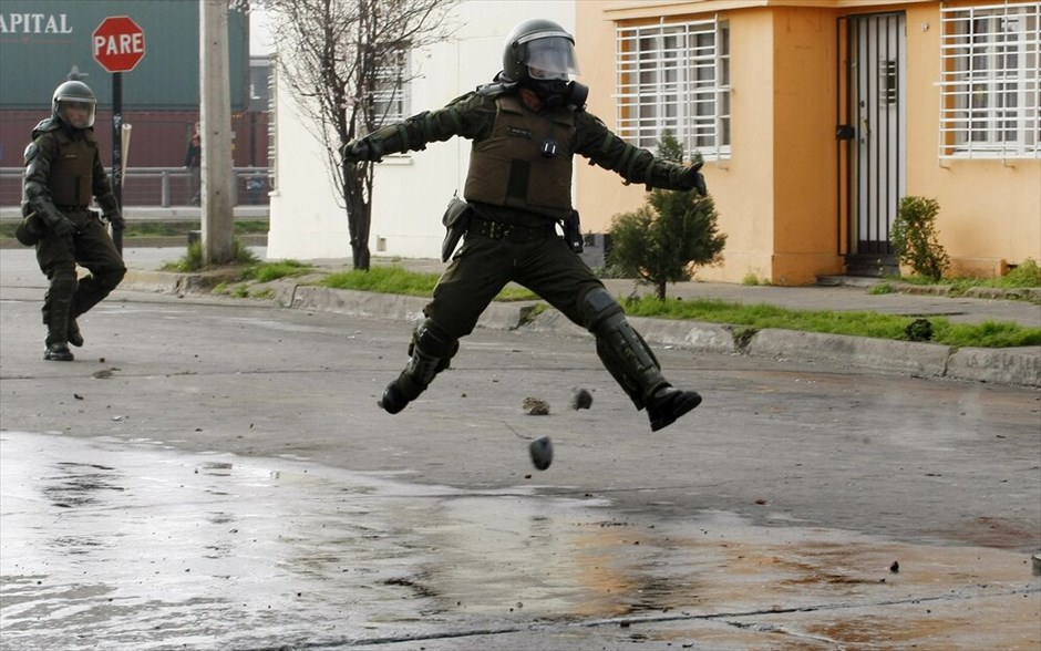 Επεισόδια στην Χιλή #16. Μικροεπεισόδια και έξι συλλήψεις αμαύρωσαν τη μεγάλη διαδήλωση που οργανώθηκε την Τρίτη στο Σαντιάγο από σπουδαστές και εκπαιδευτικούς που ζητούν τη μεταρρύθμιση του εκπαιδευτικού συστήματος της Χιλής. Στη διαδήλωση αυτή, την ένατη των τελευταίων τριών μηνών, εκτιμάται ότι συμμετείχαν τουλάχιστον 100.000 άνθρωποι. Νωρίς το πρωί οι διαδηλωτές έστησαν οδοφράγματα σε κεντρικές οδικές αρτηρίες βάζοντας φωτιά σε λάστιχα, με αποτέλεσμα να προκληθεί κυκλοφοριακό έμφραγμα στην πόλη. Οι άνδρες των δυνάμεων ασφαλείας κάνοντας χρήση δακρυγόνων και νερού υπό πίεση διέλυσαν τους συγκεντρωμένους και συνέλαβαν έξι ανήλικους.