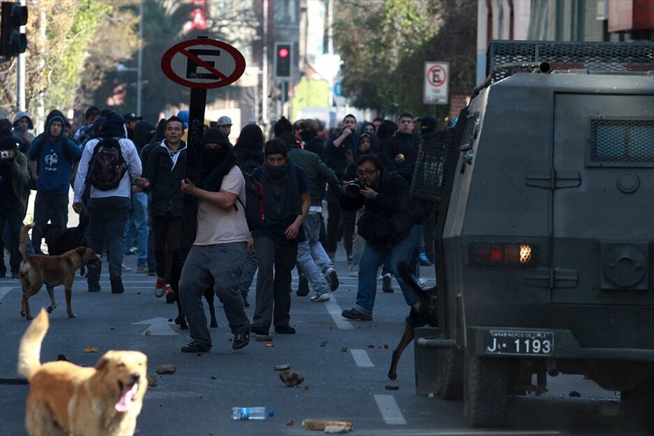 Επεισόδια στην Χιλή #19. Μικροεπεισόδια και έξι συλλήψεις αμαύρωσαν τη μεγάλη διαδήλωση που οργανώθηκε την Τρίτη στο Σαντιάγο από σπουδαστές και εκπαιδευτικούς που ζητούν τη μεταρρύθμιση του εκπαιδευτικού συστήματος της Χιλής. Στη διαδήλωση αυτή, την ένατη των τελευταίων τριών μηνών, εκτιμάται ότι συμμετείχαν τουλάχιστον 100.000 άνθρωποι. Νωρίς το πρωί οι διαδηλωτές έστησαν οδοφράγματα σε κεντρικές οδικές αρτηρίες βάζοντας φωτιά σε λάστιχα, με αποτέλεσμα να προκληθεί κυκλοφοριακό έμφραγμα στην πόλη. Οι άνδρες των δυνάμεων ασφαλείας κάνοντας χρήση δακρυγόνων και νερού υπό πίεση διέλυσαν τους συγκεντρωμένους και συνέλαβαν έξι ανήλικους.