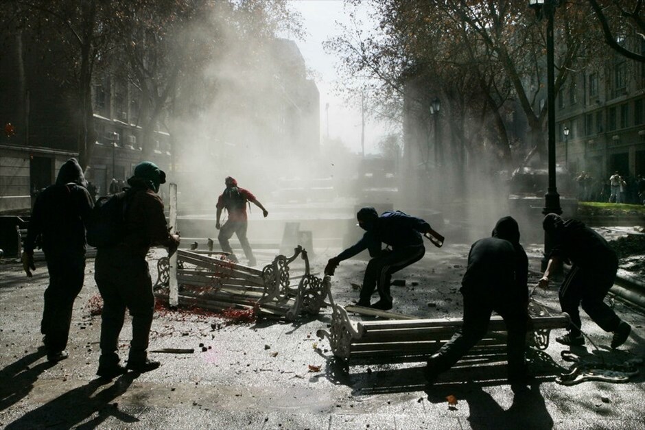 Επεισόδια στην Χιλή #24. Μικροεπεισόδια και έξι συλλήψεις αμαύρωσαν τη μεγάλη διαδήλωση που οργανώθηκε την Τρίτη στο Σαντιάγο από σπουδαστές και εκπαιδευτικούς που ζητούν τη μεταρρύθμιση του εκπαιδευτικού συστήματος της Χιλής. Στη διαδήλωση αυτή, την ένατη των τελευταίων τριών μηνών, εκτιμάται ότι συμμετείχαν τουλάχιστον 100.000 άνθρωποι. Νωρίς το πρωί οι διαδηλωτές έστησαν οδοφράγματα σε κεντρικές οδικές αρτηρίες βάζοντας φωτιά σε λάστιχα, με αποτέλεσμα να προκληθεί κυκλοφοριακό έμφραγμα στην πόλη. Οι άνδρες των δυνάμεων ασφαλείας κάνοντας χρήση δακρυγόνων και νερού υπό πίεση διέλυσαν τους συγκεντρωμένους και συνέλαβαν έξι ανήλικους.